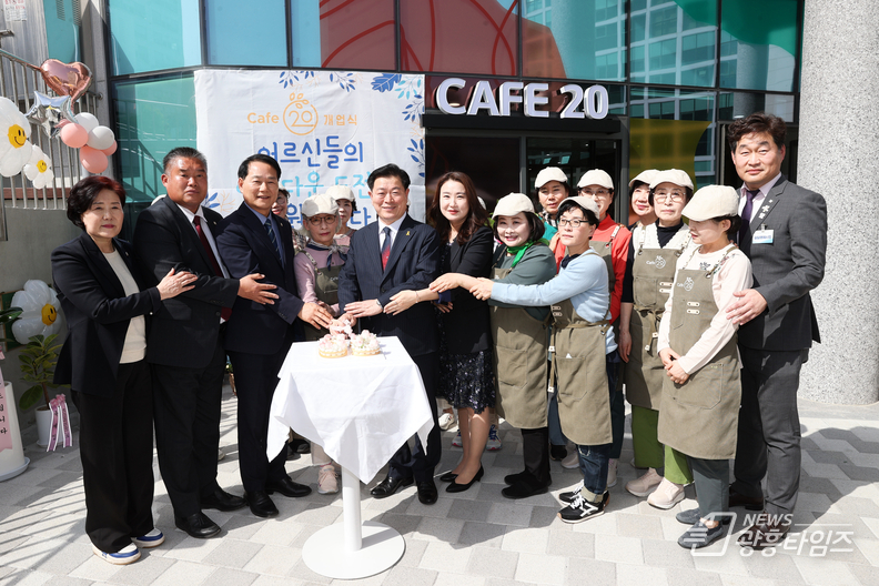 광명시니어클럽은 18일 오후 광명시 인생플러스센터 1층에서 ‘CAFE(카페)-20’ 개소식을 개최했다.