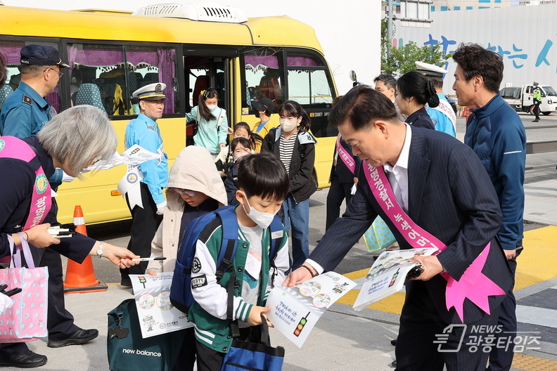 광명시는 23일 아침 도덕초등학교 교문 주변과 학교 앞 횡단보도 등 어린이 등굣길에서 학교 앞 교통안전 캠페인을 펼쳤다.