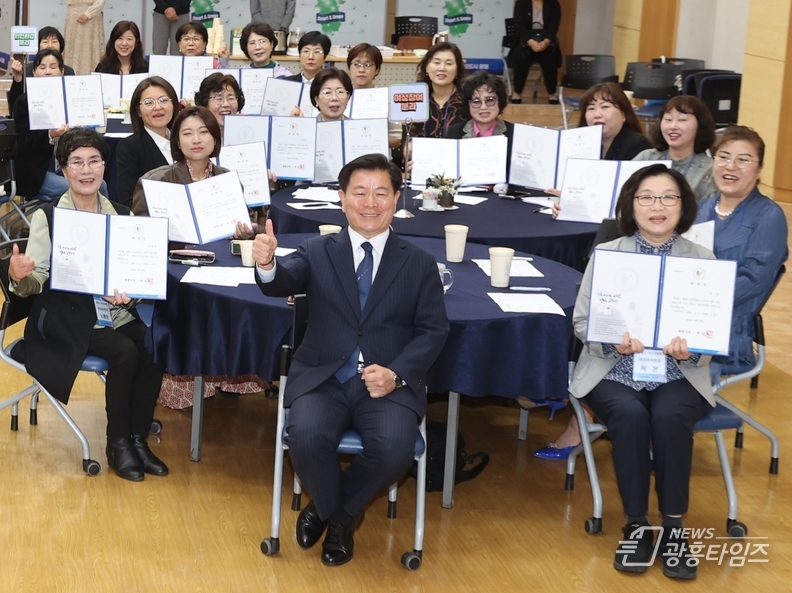 광명시는 24일 오전 시청 대회의실에서 광명시 여성위원회 위촉식을 개최했다
