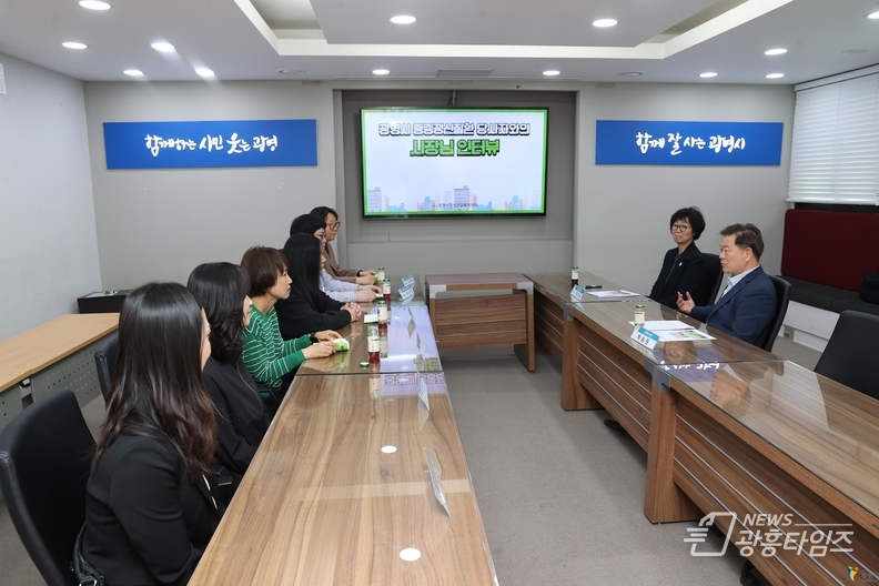 정신질환 인식개선 활동가와 박승원 광명시장이 인터뷰를 진행하고 있다