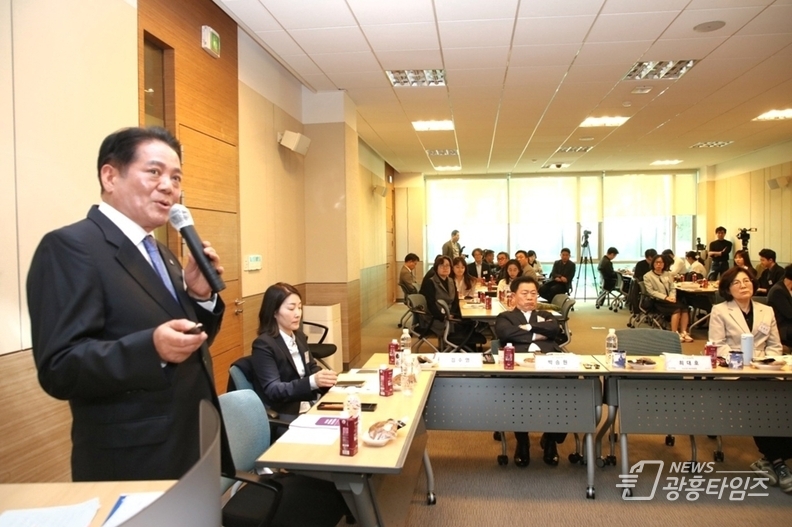 안성시 중리동 TS인재개발원에서 열린 목민관클럽 정기포럼_최대호 안양시장 1인가구 정책 소개