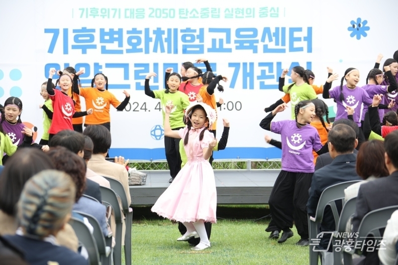 25일 안양그린마루 개관식에서 안양시립소년소녀합창단이 축하공연을 하고 있다 