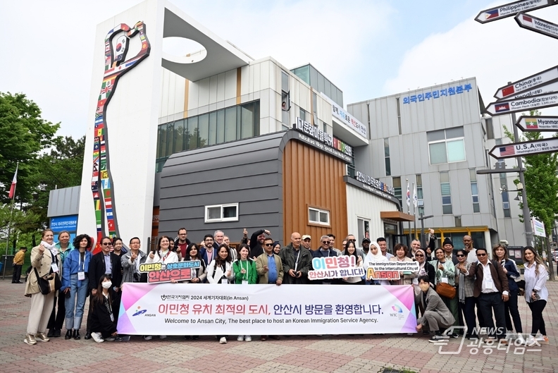 안산시 방문한 세계 47개국 기자들… 이민청 유치에 공감대_25일 세계 47개국 기자들이 안산시를 방문해 세계 최대 규모의 발전소인 안산 시화호 조력발전소와 원곡동 다문화마을특구, 외국인주민지원본부를 차례로 방문해 선진 외국인지원 정책을 취재했다_외국인주민지원본부 방문 모습