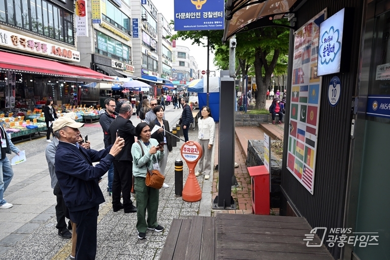 안산시 방문한 세계 47개국 기자들… 이민청 유치에 공감대_25일 세계 47개국 기자들이 안산시를 방문해 세계 최대 규모의 발전소인 안산 시화호 조력발전소와 원곡동 다문화마을특구, 외국인주민지원본부를 차례로 방문해 선진 외국인지원 정책을 취재했다_다문화마을특구 방문 모습