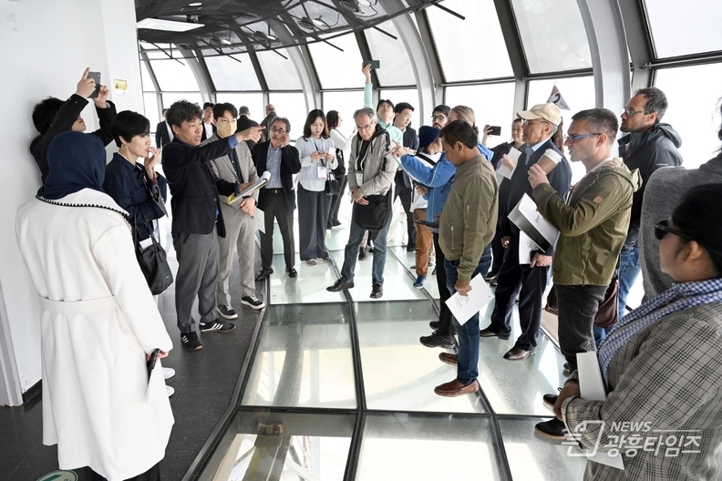 안산시 방문한 세계 47개국 기자들… 이민청 유치에 공감대_25일 세계 47개국 기자들이 안산시를 방문해 세계 최대 규모의 발전소인 안산 시화호 조력발전소와 원곡동 다문화마을특구, 외국인주민지원본부를 차례로 방문해 선진 외국인지원 정책을 취재했다_시화호 조력발전소 달전망대 방문 모습