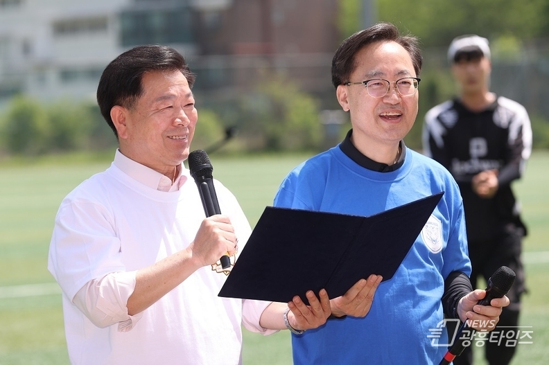 광명시 청년동은 지난 27일 시립근로청소년복지관 운동장에서 ‘광명vs금천 대첩’을 개최했다_왼쪽부터 박승원 광명시장 유성훈 금천구청장