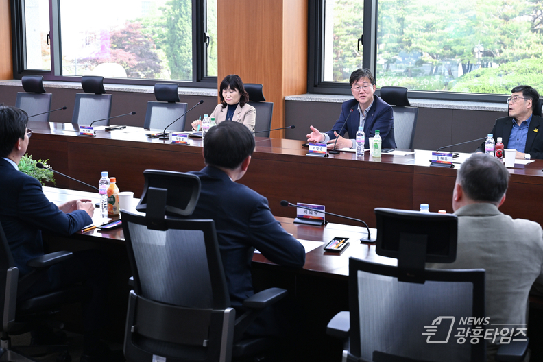 지난 29일 한양대학교 ERICA 캠퍼스에서 안산시, 안산교육지원청, 관내 5개 대학(서울예대, 신안산대, 안산대, 한양대 ERICA, 한국호텔관광실용전문학교) 총장이 한곳에 모여 간담회를 개최했다