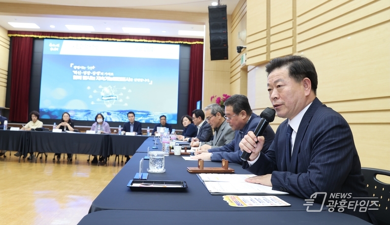 광명시는 지난 1일 시청 대회의실에서 한국공인중개사협회 경기남부지부 광명시지회와 함께 ‘열린이웃 중개업소’ 운영 간담회를 개최했다