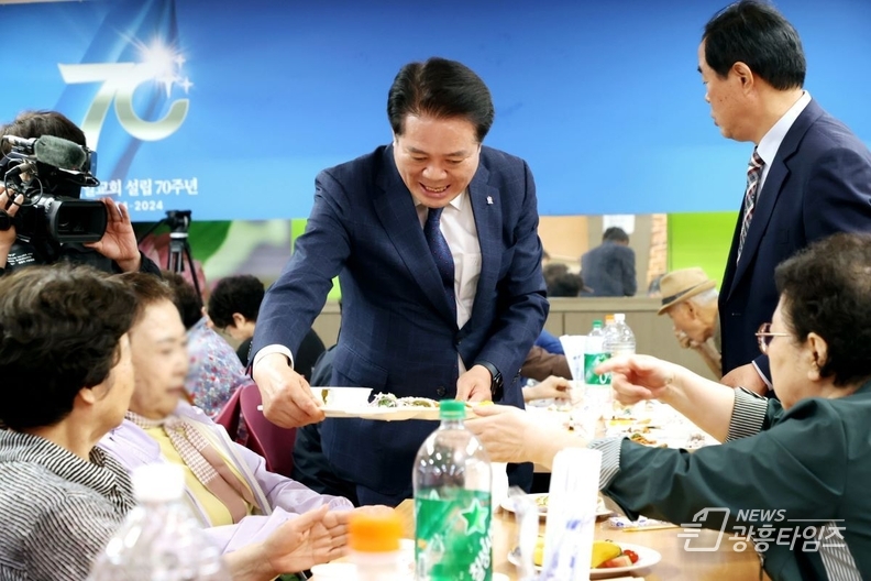 최대호 안양시장은 2일 만안구 안양4동과 안양5동의 경로잔치를 찾아 어르신들께 감사의 마음을 전했다 
