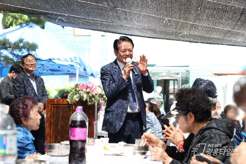 최대호 안양시장은 2일 만안구 안양4동과 안양5동의 경로잔치를 찾아 어르신들께 감사의 마음을 전했다 