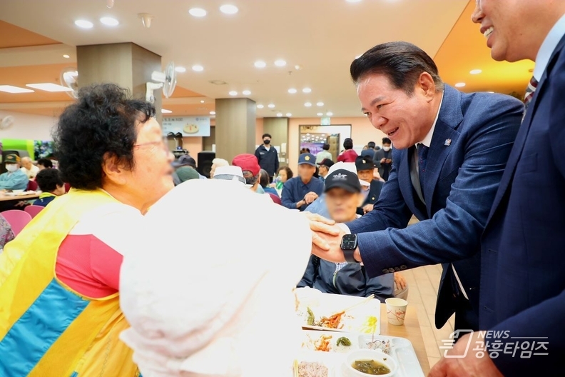 최대호 안양시장은 2일 만안구 안양4동과 안양5동의 경로잔치를 찾아 어르신들께 감사의 마음을 전했다