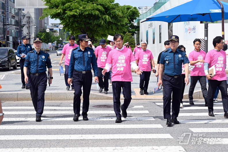 안산시는 지난 1일 안산국제거리극축제 개최 전 안전사고를 방지하기 위한 사전 현장점검 차원에 ‘일사천리(一瀉千里) 민생안전회의’를 개최했다.