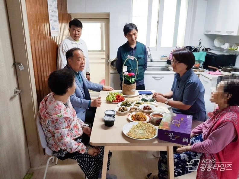 광명시 철산2동 지역사회보장협의체는 어버이날을 기념하여 3일 시에서 운영하는 노인생활시설 ‘동행’에 거주하는 어르신들께 식사를 대접했다.