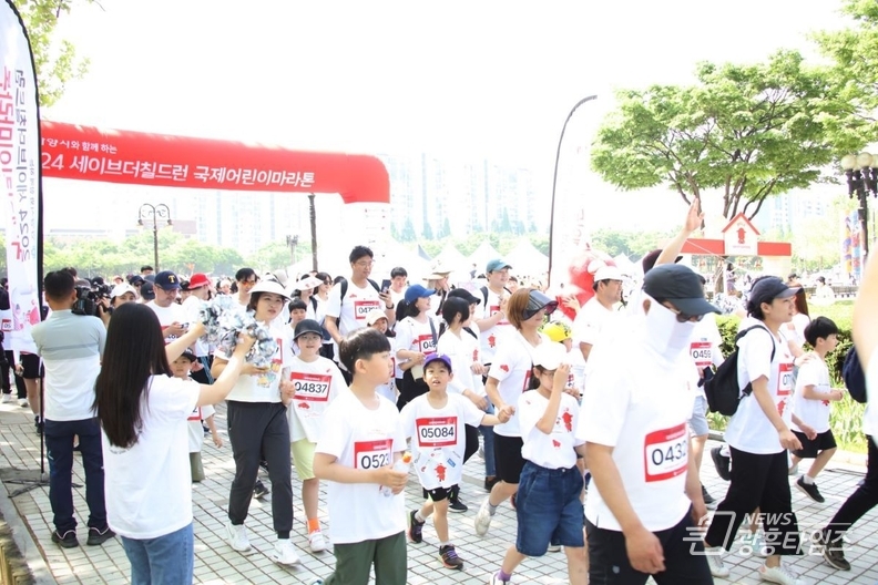 안양시 어린이날 행사로 열린 제14회 국제어린이마라톤대회에서 어린이, 가족 등 1500여명이 평촌중앙공원 두바퀴 코스를 달렸다