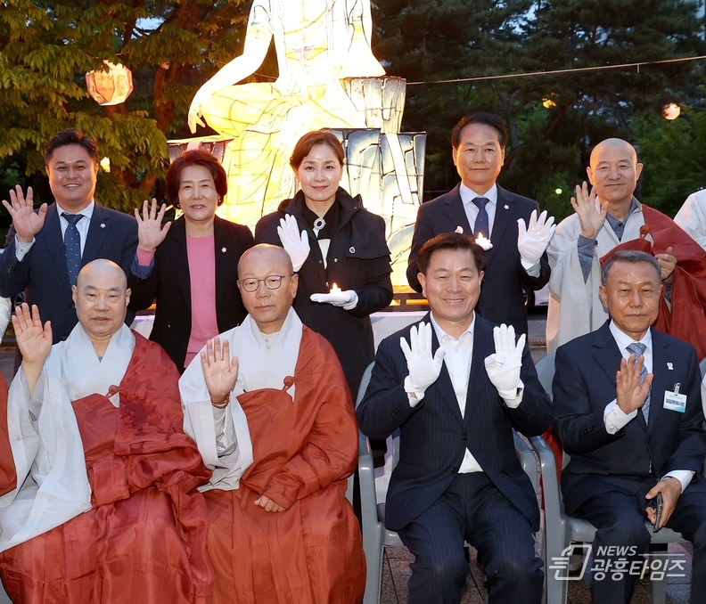 광명전통문화연구회가 주관하는 2024 광명 등문화축제가 지난 7일 광명시민체육관 대리석 광장에서 성황리에 개최됐다