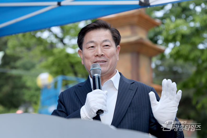광명전통문화연구회가 주관하는 2024 광명 등문화축제가 지난 7일 광명시민체육관 대리석 광장에서 성황리에 개최됐다