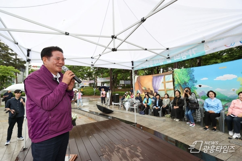 최대호 안양시장이 지난 11일 삼덕공원에서 열린 가족사랑 자연사랑 행복놀이터에서 시민들께 인사말을 하고 있다