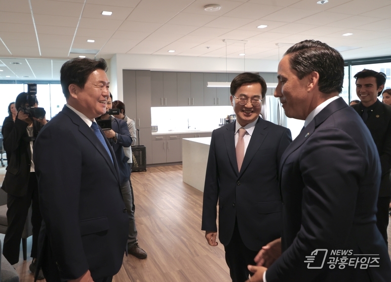 토드 글로리아 샌디에이고 시장과 인사를 나누는 임병택 시장(가운데가 김동연 경기도지사)