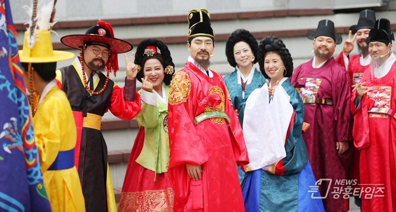 광명시의 대표 시민문화축제인 오리문화제가 지난 17과 18일 이틀간 열려 시민 만여 명이 참여하며 성황리에 개최됐다