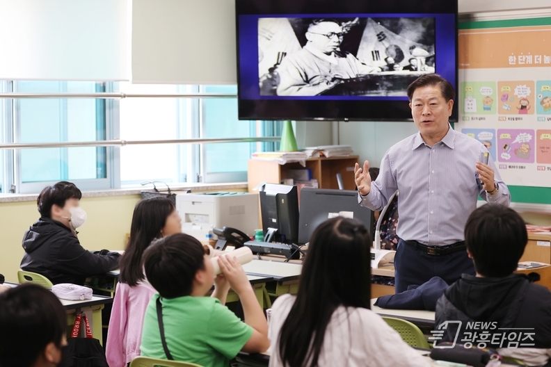 박승원 광명시장이 제43회 스승의 날을 맞아 지난 17일 광명광덕초등학교 일일 명예 교사로 나섰다