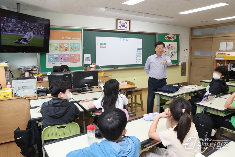 박승원 광명시장이 제43회 스승의 날을 맞아 지난 17일 광명광덕초등학교 일일 명예 교사로 나섰다