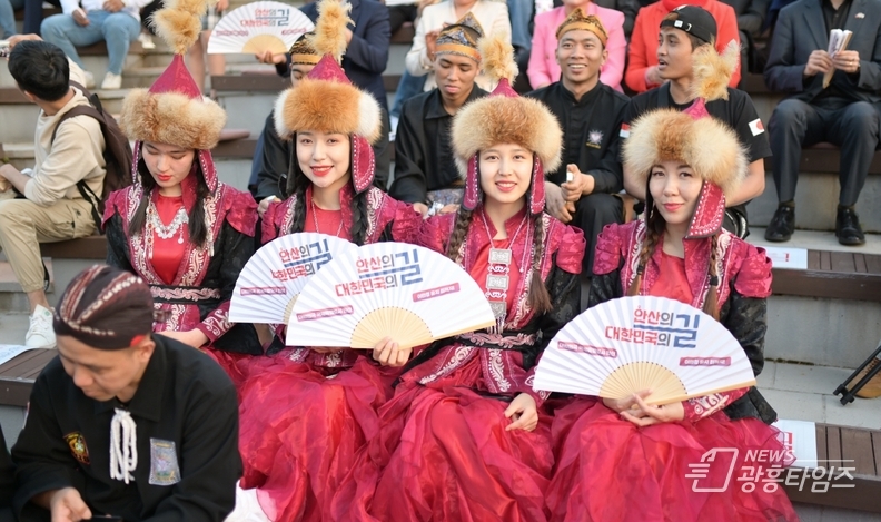 세계가 인정한 상호문화 도시, 어울림 축제로 하나 된 안산시_키르기스스탄 전통 옷차림을 한 외국인 주민들이 ‘모두 함께 희망의 바람’ 부채 퍼포먼스를 하고 있다