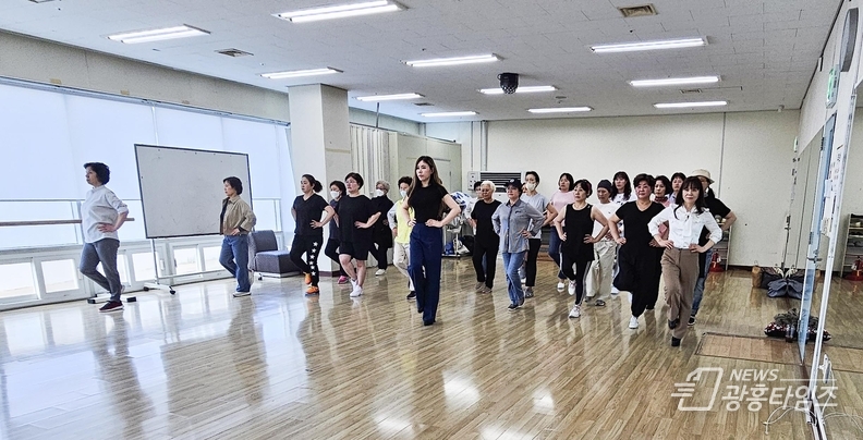 시흥도시공사, ‘건강걷기 등 시니어모델워킹 무료 특강’ 행사 성료