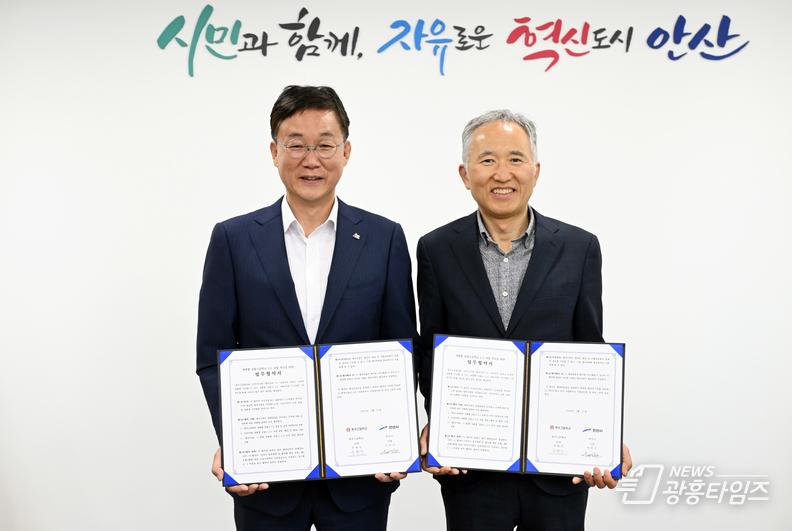 2.안산시, 원곡고 자율형 공립고 전환 지원에 힘 보탠다_왼쪽부터 이민근 안사시장, 우찬인 원곡고등학교장