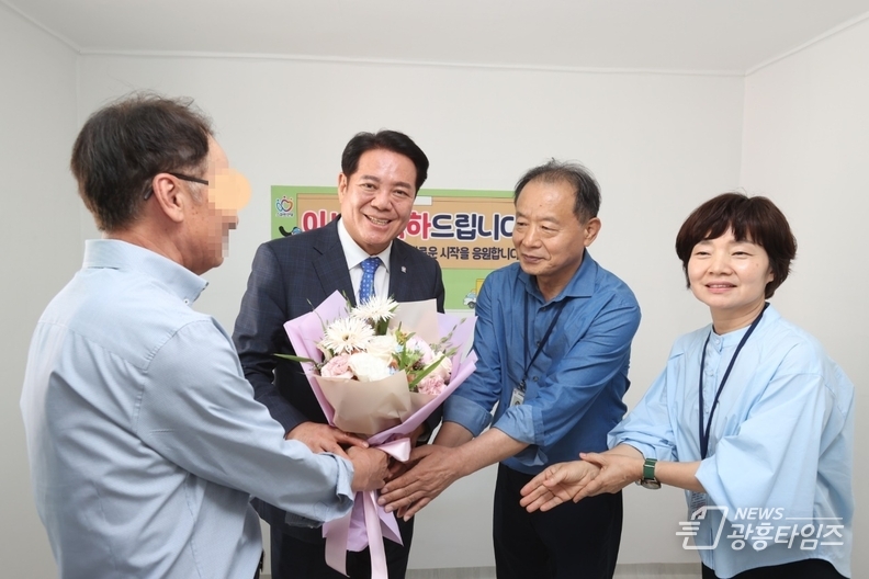 주거상향지원 사업 대상자에게 꽃다발을 전달하는 최대호 안양시장