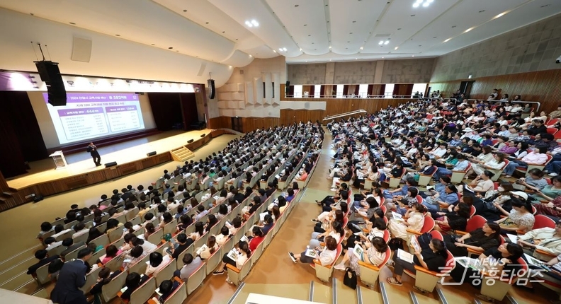 4일 안양시청 강당이 학부모와 교육에 관심있는 시민 등 800여명으로 가득 찼다