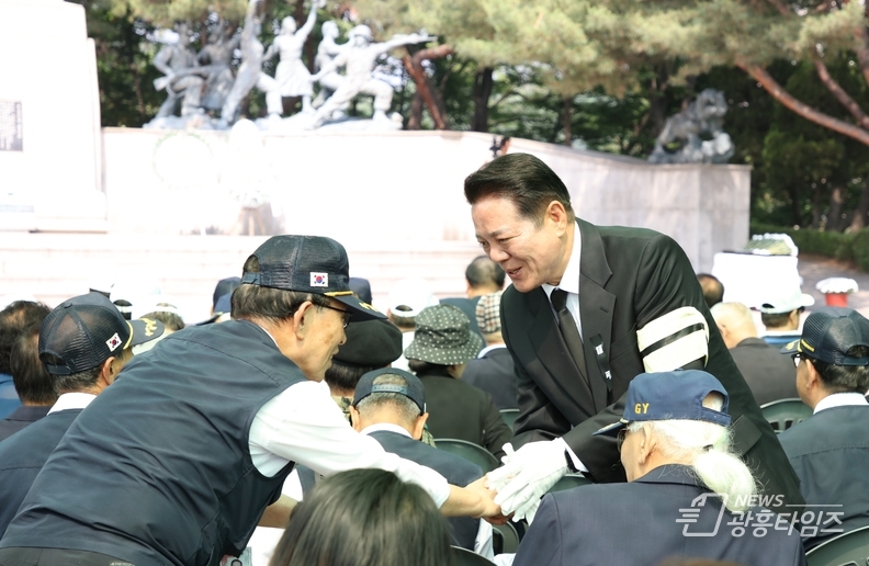 안양시는 6일 오전 10시 안양시 현충탑에서 제69회 현충일 추념식을 개최했다 
