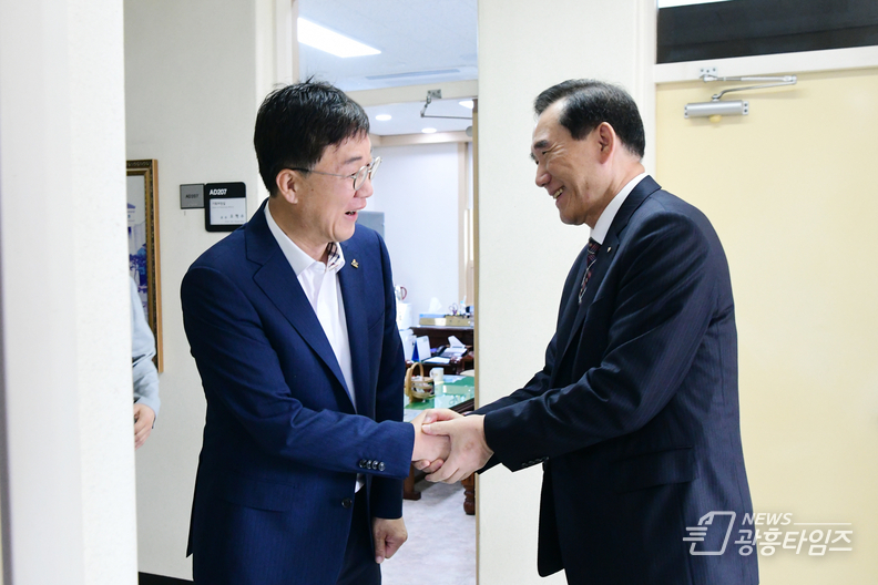 안산시, 지역-대학 상생 모델 이끈다… 동반성장 지원책 모색_지의상 신안산대 총장과 인사