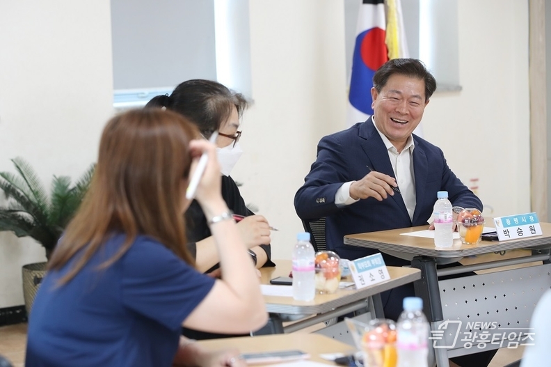 박승원 광명 시장은 11일 하안1동에서 ‘우리동네 시장실’을 진행했다