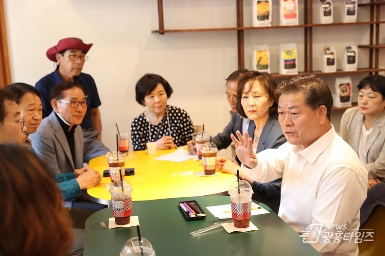 박승원 광명 시장은 11일 하안1동에서 ‘우리동네 시장실’을 진행했다