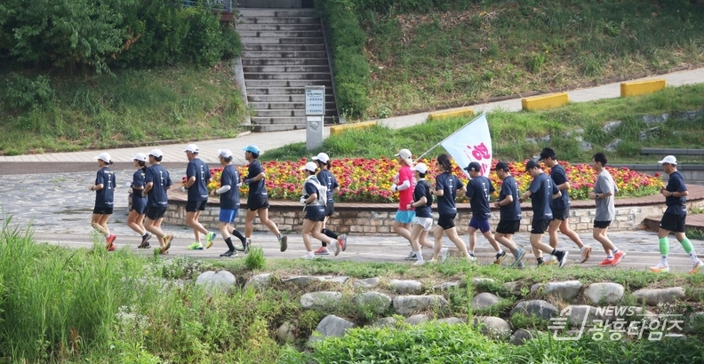 15일 런웨이 파이널 레이스 참가자들이 안양천을 달리고 있다 