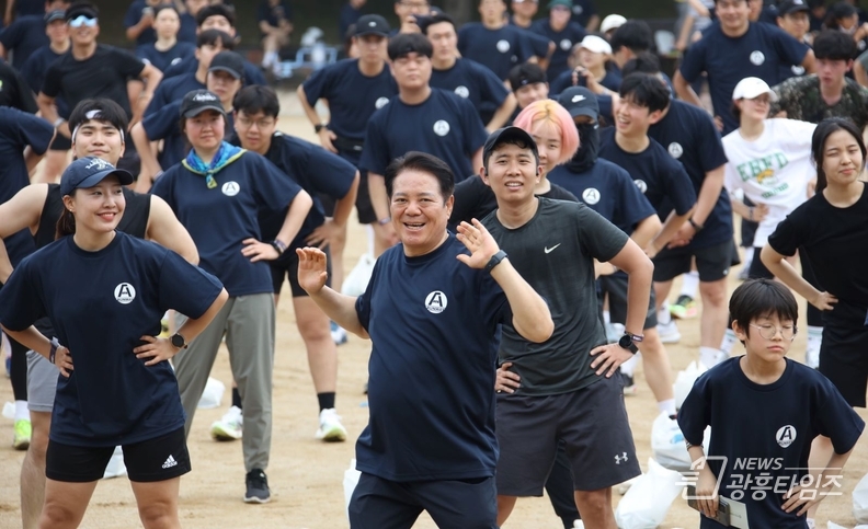 최대호 안양시장이 15일 학운공원에서 런웨이 파이널 레이스 참가자들과 준비운동을 하고 있다