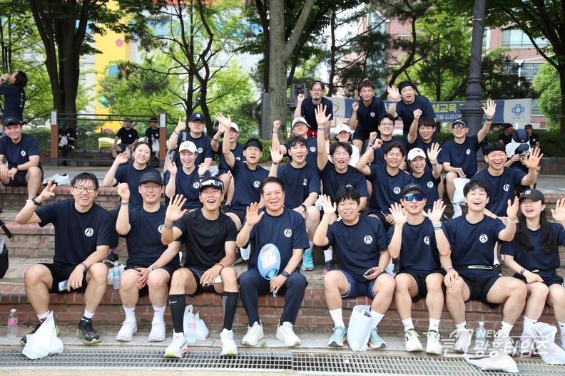 최대호 안양시장이 15일 학운공원에서 런웨이 파이널 레이스를 완주한 참가자들과 기념촬영을 했다 