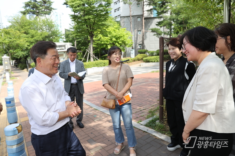 박승원 광명시장은 지난 17일 구름산초등학교, 소하중학교, 소하고등학교, 광휘고등학교 일대 현장을 방문하여 학부모, 학교 관계자와 함께 학교별 현안 개선 방안을 논의했다.