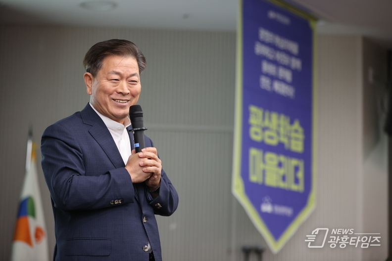광명시는 지난 18일 광명평생학습원에서 2024학년도 광명자치대학 입학식을 신입생 졸업생 교수진 등 140여 명이 참석한 가운데 개최했다
