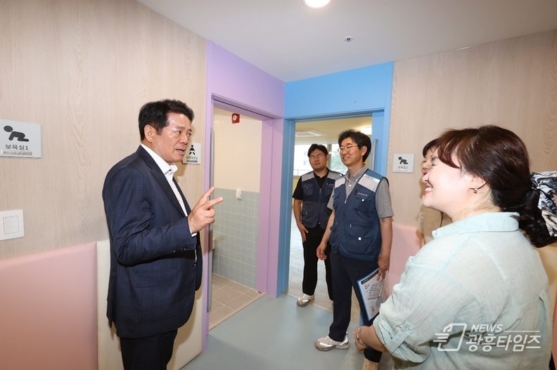 최대호 안양시장을 비롯한 관계 공무원 등이 19일 오후 비산동 비산초교 주변지구 내 청년임대주택을 방문해 시설물을 점검했다