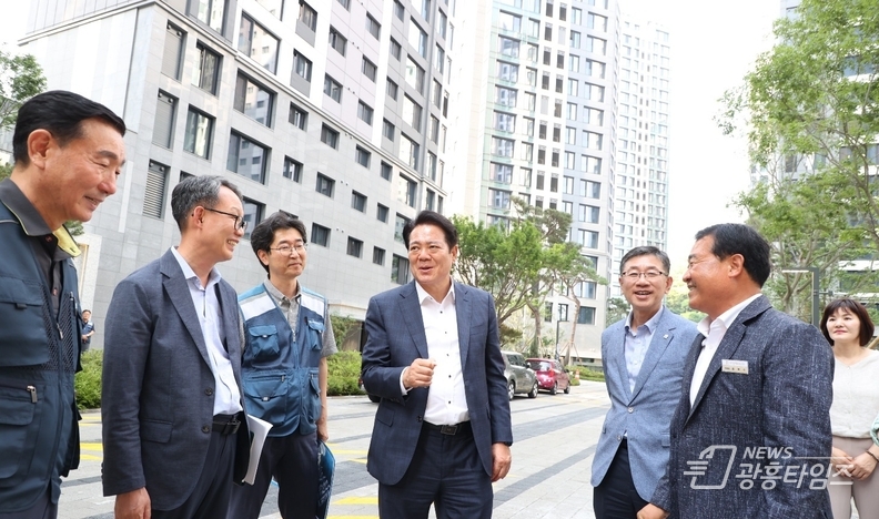 최대호 안양시장을 비롯한 관계 공무원 등이 19일 오후 비산동 비산초교 주변지구 내 청년임대주택을 방문해 시설물을 점검했다