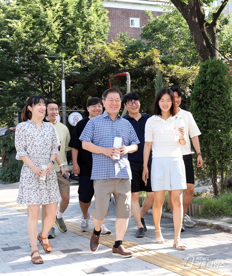 박승원 광명시장과 직원들이 21일 오전 반바지 차림으로 출근하고 있다