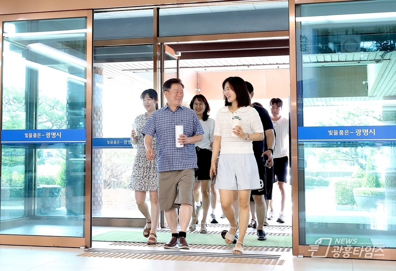 박승원 광명시장과 직원들이 21일 오전 반바지 차림으로 출근하고 있다