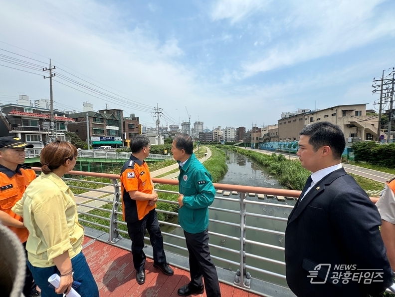 임오경 의원_ 광명시 및 광명소방서와 함께 수해피해 취약지역 목감천 현장 점검