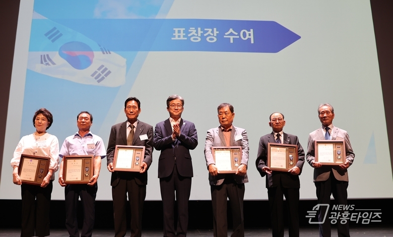 광명시는 25일 광명시민회관 대공연장에서 ‘제74주년 6.25전쟁 기념행사’를 국가유공자 등 200여 명이 참석한 가운데 개최했다.