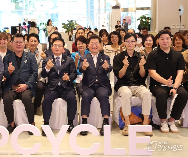 광명시는 3일 오후 2시 하안동 시민체육관 내 광명업사이클아트센터 1층 전시장에서 개관식을 개최했다