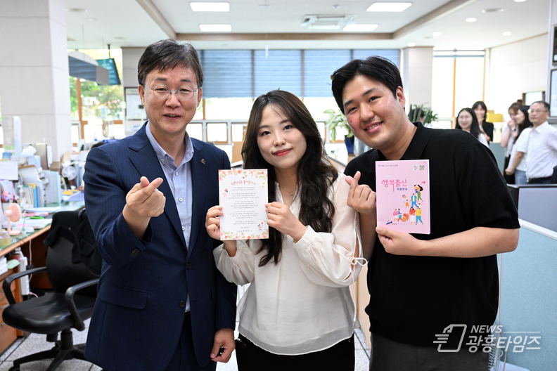 이민근 시장, 출생등록 민원인에 축하 카드 전달