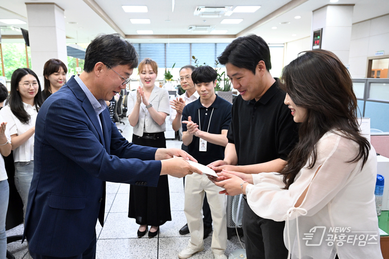 이민근 시장, 출생등록 민원인에 축하 카드 전달