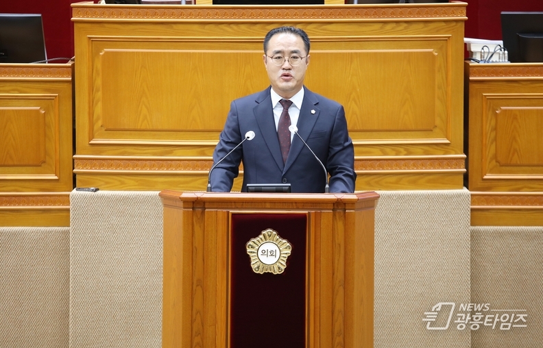 5분 자유발언을 하고 있는 강익수 의원