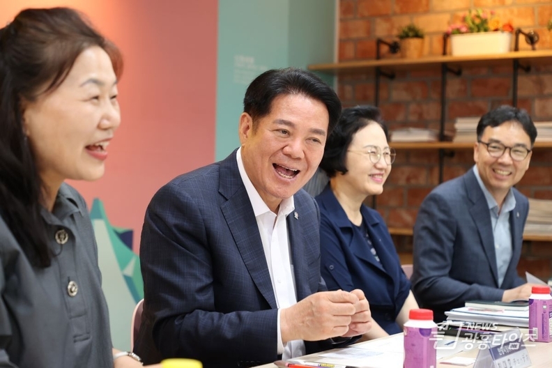 일본 도쿄의 3개 구(네리마구 아다치구 메구로구)의회 의원 3명이 안양시 친환경 무상 학교급식 정책을 벤치마킹하기 위해 15일 안양시를 찾았다 